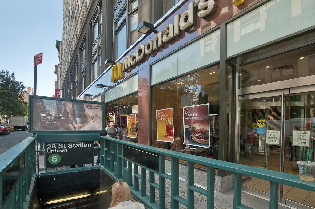 Mid Town East Street Apartments Next To Times Square New York Exteriör bild